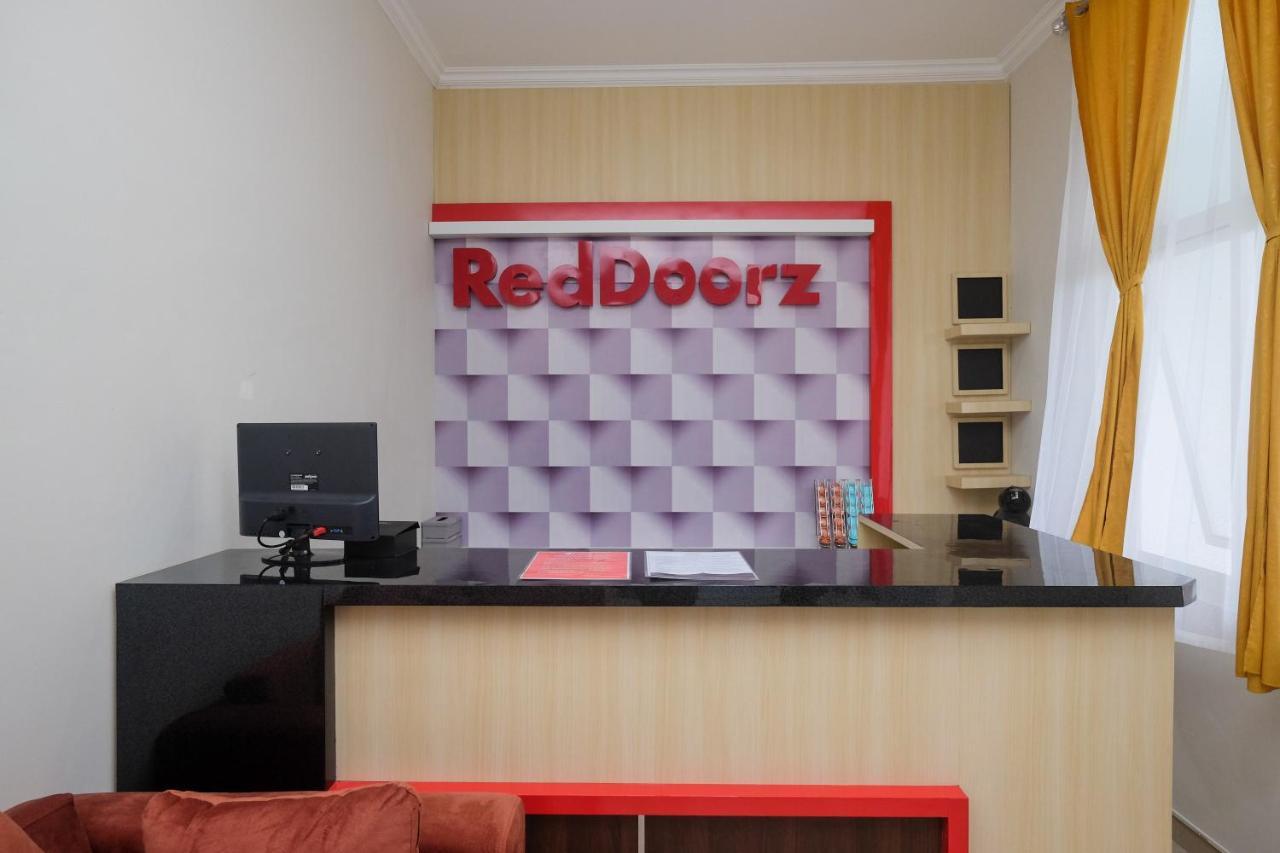 Reddoorz Near Kawasan Bandara Ahmad Yani Semarang 2 Hotel Buitenkant foto