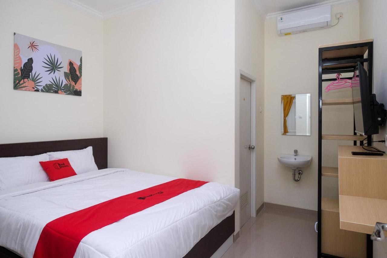 Reddoorz Near Kawasan Bandara Ahmad Yani Semarang 2 Hotel Buitenkant foto