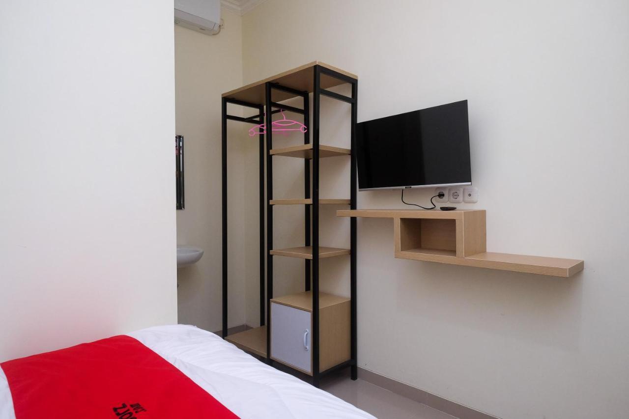 Reddoorz Near Kawasan Bandara Ahmad Yani Semarang 2 Hotel Buitenkant foto