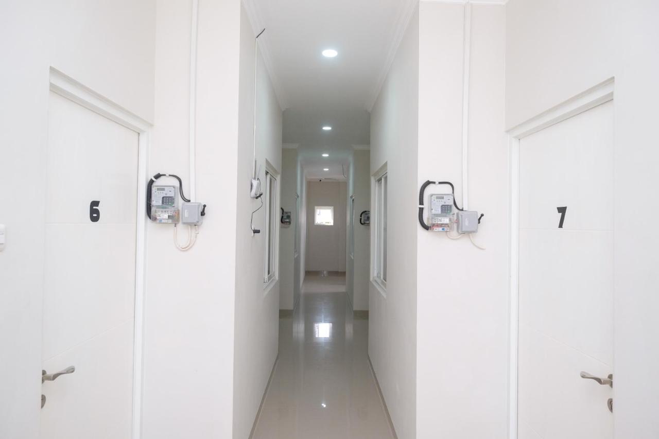 Reddoorz Near Kawasan Bandara Ahmad Yani Semarang 2 Hotel Buitenkant foto